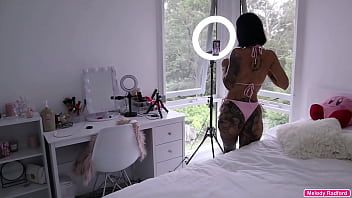 Jouer Trentenaire belle-mère gros seins gros cul australien latina metaverse pornstar gamer avec des tatouages hentai petite copine bikini haul se transforme en baise hard et pipe - melody radford