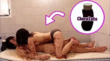 Redare Sex cu ciocolată în baie de Ziua Îndrăgostiților - orgasmul real al unui cuplu de tineri japonezi